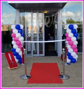 2 pilaren 1.5 m. tapijt 2 koorden 4 paaltjes schaar