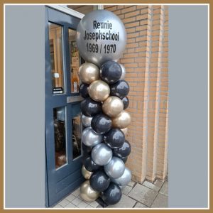 pilaar met geplotterde letters
