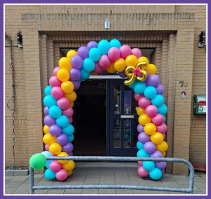 enkel deur gedraaide boog met 2 kleine cijfers